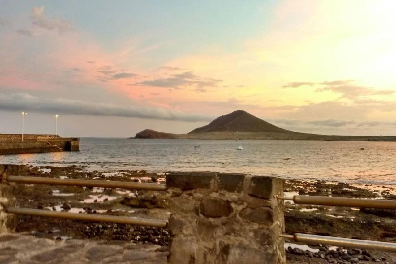 Luminoso adosado frente al mar El Médano Exterior foto